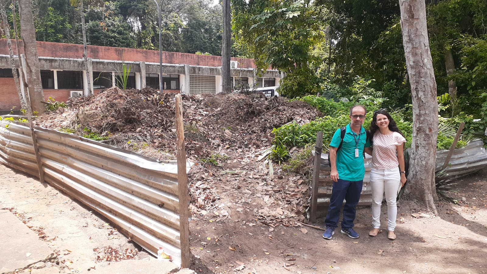 Visita à composteira do projeto junto à voluntária Geysa Salvino.